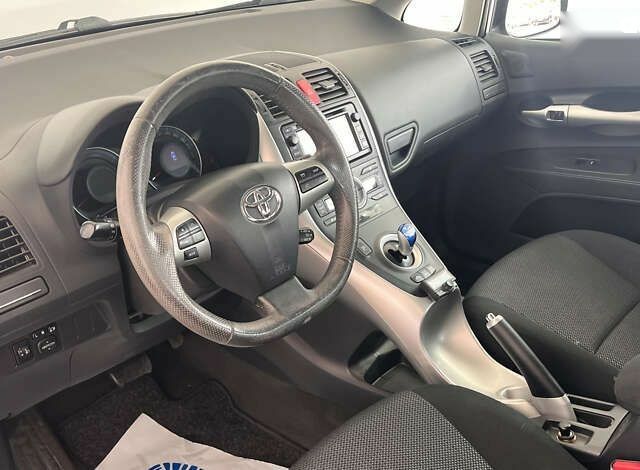 Тойота Аурис, объемом двигателя 0 л и пробегом 157 тыс. км за 11450 $, фото 4 на Automoto.ua