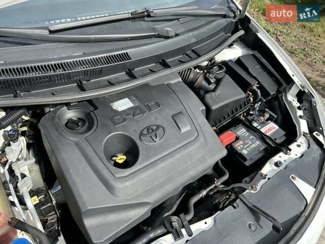 Тойота Аурис, объемом двигателя 1.36 л и пробегом 203 тыс. км за 7600 $, фото 11 на Automoto.ua