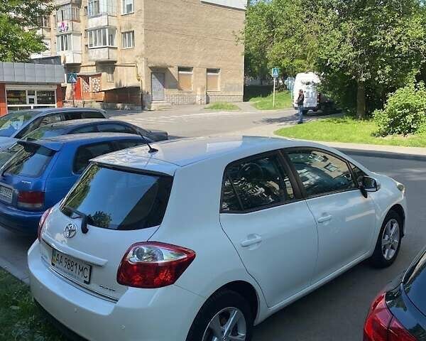 Тойота Аурис, объемом двигателя 1.6 л и пробегом 61 тыс. км за 12500 $, фото 4 на Automoto.ua