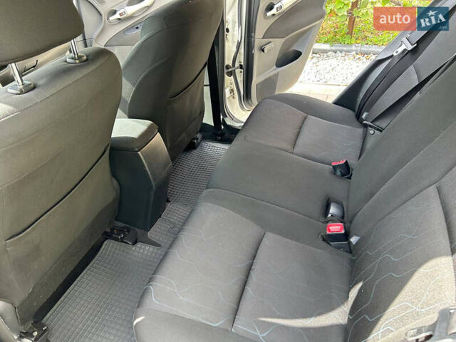 Тойота Аурис, объемом двигателя 1.36 л и пробегом 203 тыс. км за 7600 $, фото 15 на Automoto.ua