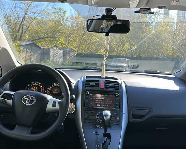Тойота Аурис, объемом двигателя 1.6 л и пробегом 134 тыс. км за 11200 $, фото 3 на Automoto.ua