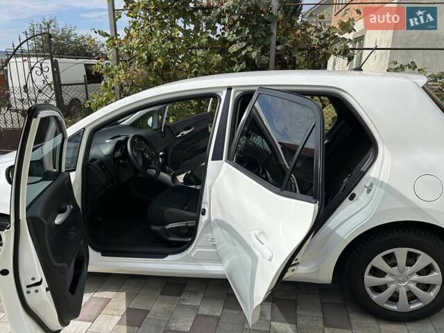 Тойота Аурис, объемом двигателя 1.36 л и пробегом 203 тыс. км за 7600 $, фото 9 на Automoto.ua