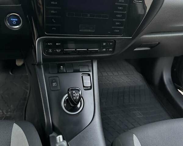 Тойота Аурис, объемом двигателя 1.8 л и пробегом 170 тыс. км за 14000 $, фото 4 на Automoto.ua