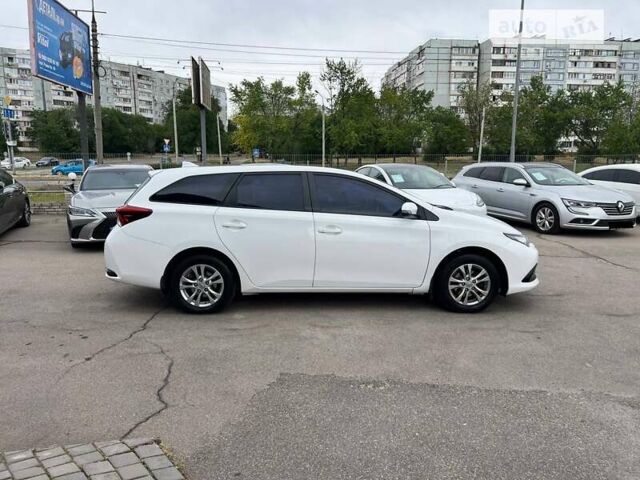 Тойота Аурис, объемом двигателя 1.6 л и пробегом 134 тыс. км за 12500 $, фото 3 на Automoto.ua