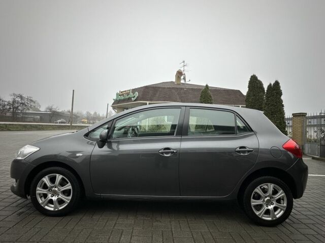 Серый Тойота Аурис, объемом двигателя 1.4 л и пробегом 200 тыс. км за 5700 $, фото 1 на Automoto.ua