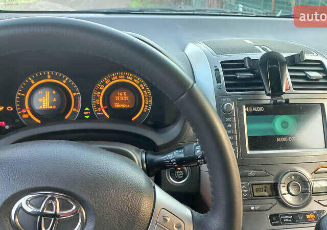 Серый Тойота Аурис, объемом двигателя 2 л и пробегом 318 тыс. км за 5300 $, фото 4 на Automoto.ua