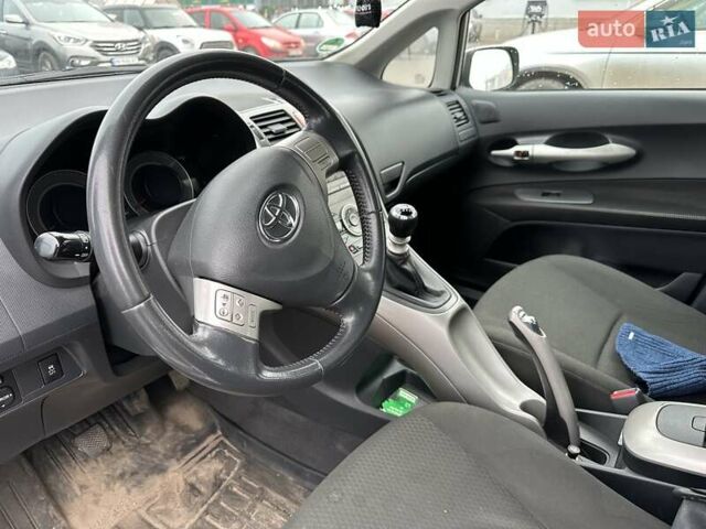 Серый Тойота Аурис, объемом двигателя 2.23 л и пробегом 215 тыс. км за 6200 $, фото 5 на Automoto.ua