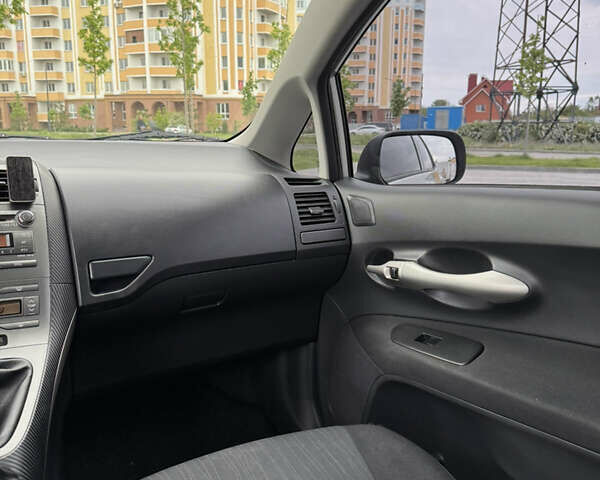Сірий Тойота Ауріс, об'ємом двигуна 1.6 л та пробігом 91 тис. км за 6900 $, фото 14 на Automoto.ua