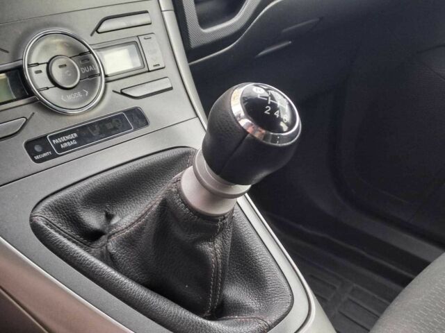 Сірий Тойота Ауріс, об'ємом двигуна 2.2 л та пробігом 216 тис. км за 6690 $, фото 8 на Automoto.ua