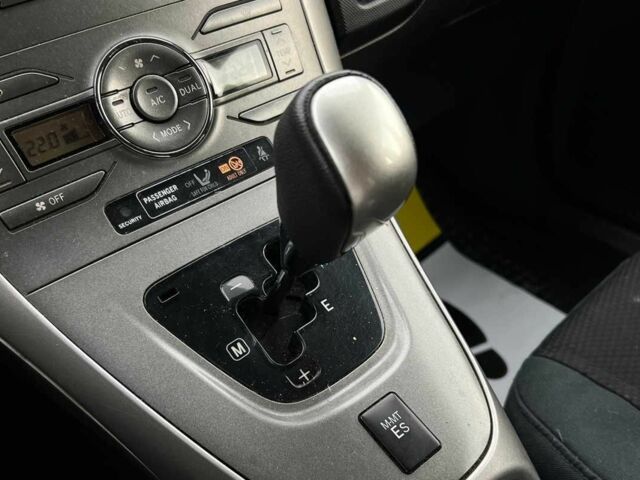 Сірий Тойота Ауріс, об'ємом двигуна 1.4 л та пробігом 264 тис. км за 6999 $, фото 13 на Automoto.ua