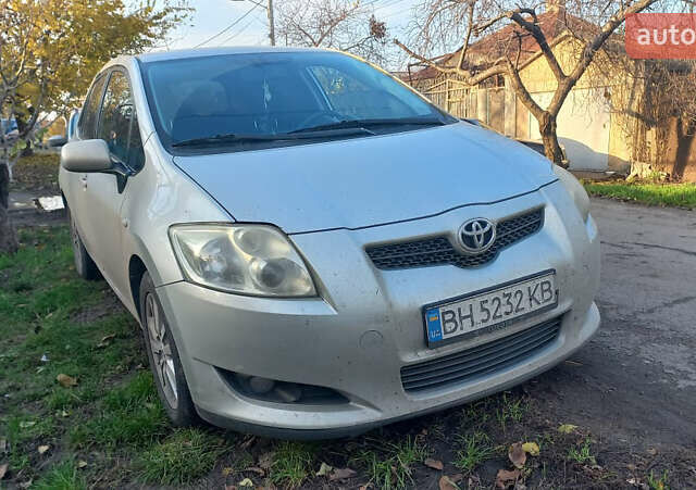 Серый Тойота Аурис, объемом двигателя 2 л и пробегом 318 тыс. км за 5300 $, фото 1 на Automoto.ua