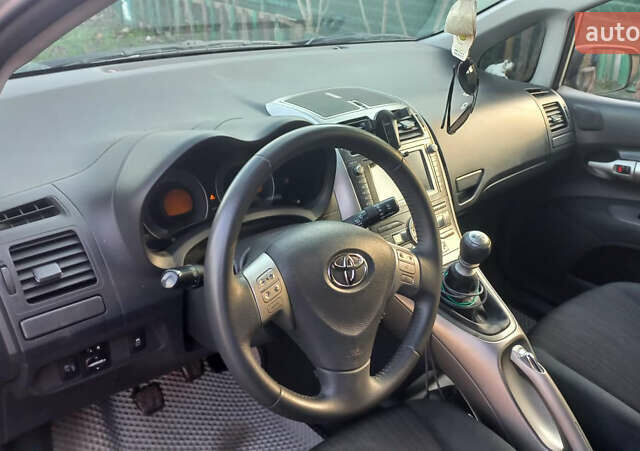 Серый Тойота Аурис, объемом двигателя 2 л и пробегом 318 тыс. км за 5300 $, фото 3 на Automoto.ua
