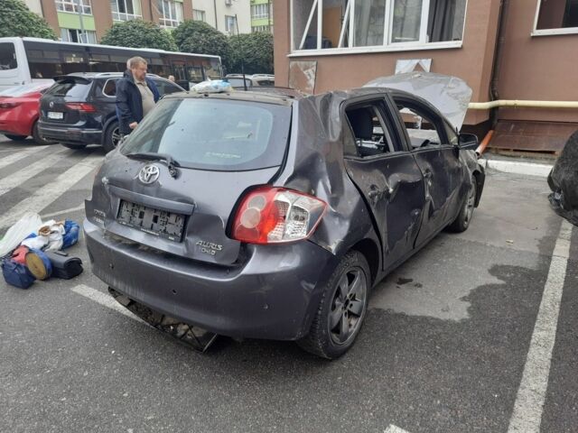 Серый Тойота Аурис, объемом двигателя 1.4 л и пробегом 295 тыс. км за 1999 $, фото 2 на Automoto.ua