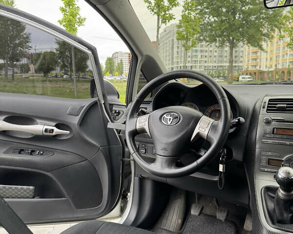 Сірий Тойота Ауріс, об'ємом двигуна 1.6 л та пробігом 91 тис. км за 6900 $, фото 15 на Automoto.ua