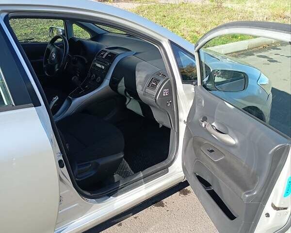 Серый Тойота Аурис, объемом двигателя 1.6 л и пробегом 135 тыс. км за 6000 $, фото 9 на Automoto.ua