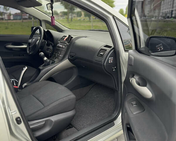 Серый Тойота Аурис, объемом двигателя 1.6 л и пробегом 95 тыс. км за 5500 $, фото 4 на Automoto.ua