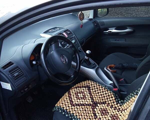 Серый Тойота Аурис, объемом двигателя 1.6 л и пробегом 260 тыс. км за 5850 $, фото 1 на Automoto.ua