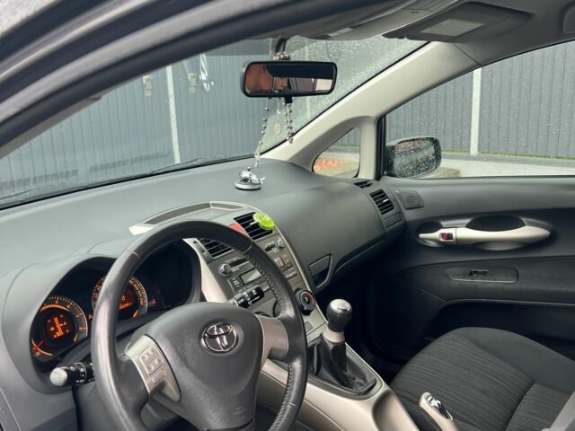 Сірий Тойота Ауріс, об'ємом двигуна 1.6 л та пробігом 257 тис. км за 6500 $, фото 5 на Automoto.ua