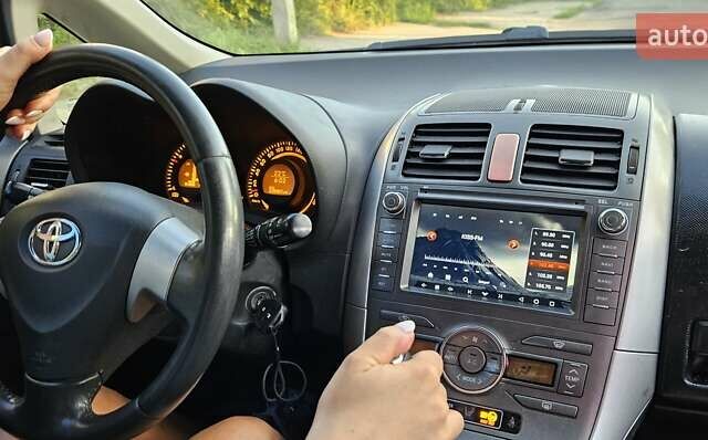 Серый Тойота Аурис, объемом двигателя 1.6 л и пробегом 228 тыс. км за 7000 $, фото 1 на Automoto.ua