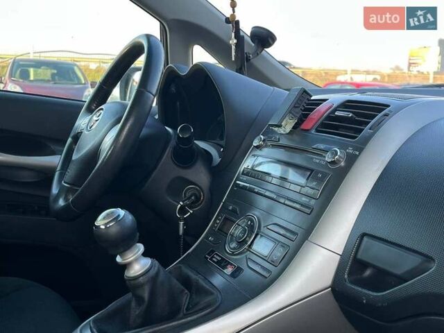 Серый Тойота Аурис, объемом двигателя 2 л и пробегом 176 тыс. км за 6500 $, фото 5 на Automoto.ua