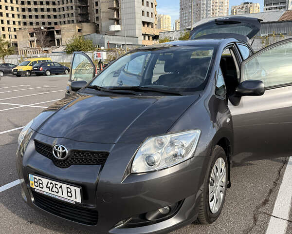 Серый Тойота Аурис, объемом двигателя 1.6 л и пробегом 144 тыс. км за 7800 $, фото 4 на Automoto.ua
