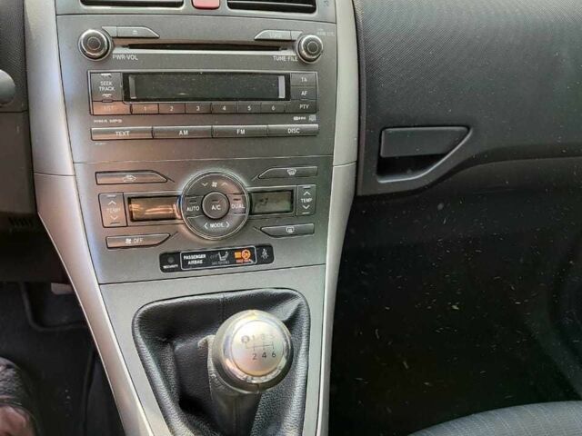 Серый Тойота Аурис, объемом двигателя 2 л и пробегом 196 тыс. км за 6000 $, фото 16 на Automoto.ua