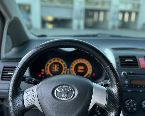 Сірий Тойота Ауріс, об'ємом двигуна 1.6 л та пробігом 242 тис. км за 6500 $, фото 6 на Automoto.ua