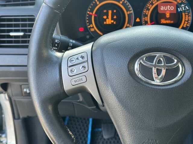 Серый Тойота Аурис, объемом двигателя 2 л и пробегом 251 тыс. км за 6390 $, фото 19 на Automoto.ua