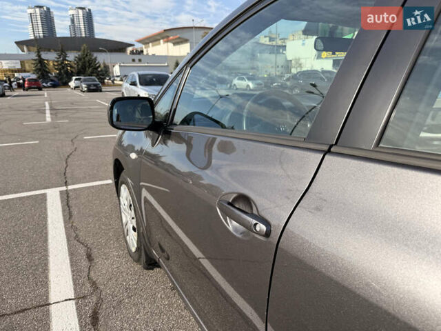 Серый Тойота Аурис, объемом двигателя 1.6 л и пробегом 144 тыс. км за 7800 $, фото 5 на Automoto.ua