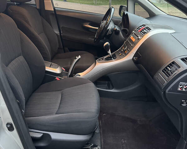 Серый Тойота Аурис, объемом двигателя 1.6 л и пробегом 200 тыс. км за 6499 $, фото 21 на Automoto.ua