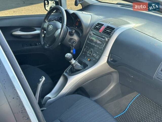 Серый Тойота Аурис, объемом двигателя 2 л и пробегом 251 тыс. км за 6390 $, фото 24 на Automoto.ua