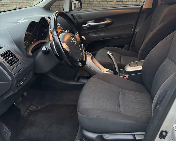 Серый Тойота Аурис, объемом двигателя 1.6 л и пробегом 200 тыс. км за 6499 $, фото 14 на Automoto.ua