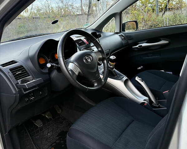 Сірий Тойота Ауріс, об'ємом двигуна 1.4 л та пробігом 260 тис. км за 6500 $, фото 6 на Automoto.ua