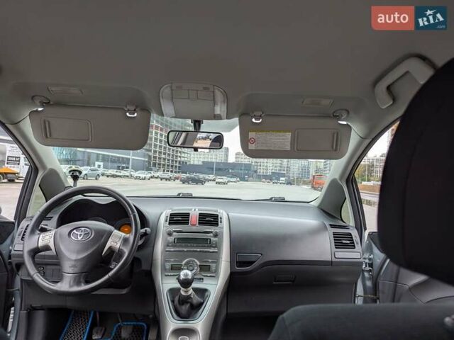 Серый Тойота Аурис, объемом двигателя 2 л и пробегом 250 тыс. км за 6900 $, фото 15 на Automoto.ua