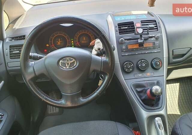 Серый Тойота Аурис, объемом двигателя 1.6 л и пробегом 209 тыс. км за 6700 $, фото 9 на Automoto.ua