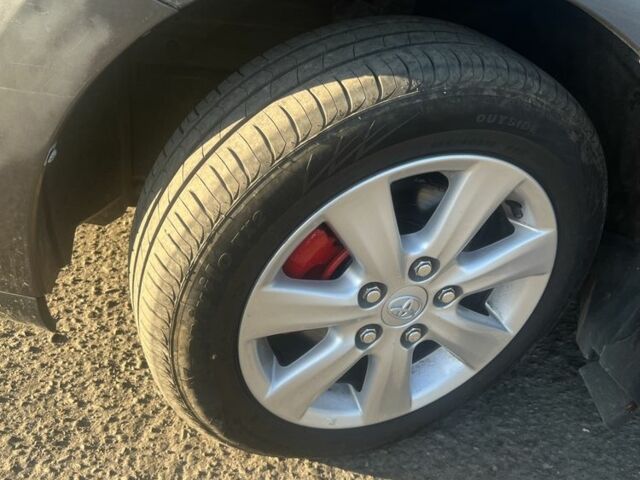 Серый Тойота Аурис, объемом двигателя 1.6 л и пробегом 268 тыс. км за 5800 $, фото 17 на Automoto.ua