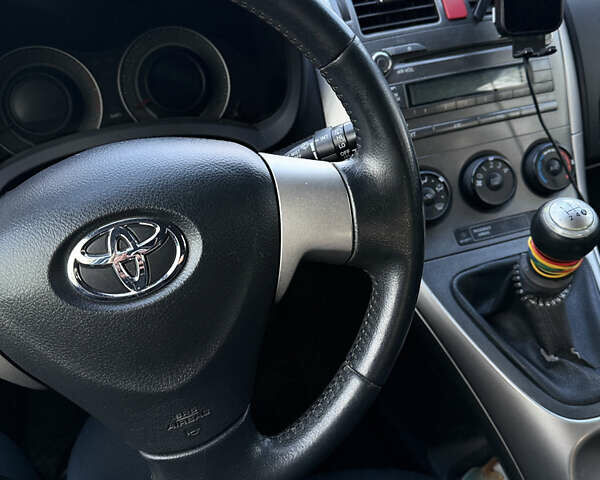 Сірий Тойота Ауріс, об'ємом двигуна 1.4 л та пробігом 260 тис. км за 6500 $, фото 1 на Automoto.ua