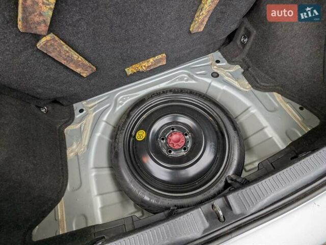 Серый Тойота Аурис, объемом двигателя 2 л и пробегом 250 тыс. км за 6900 $, фото 28 на Automoto.ua