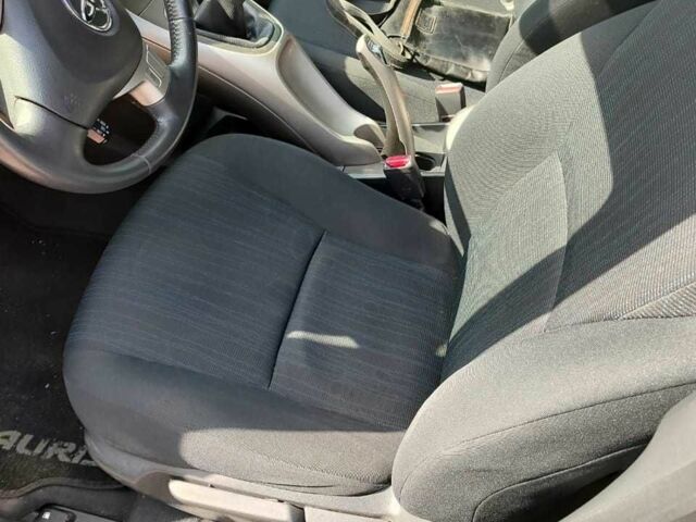 Серый Тойота Аурис, объемом двигателя 2 л и пробегом 196 тыс. км за 6000 $, фото 17 на Automoto.ua