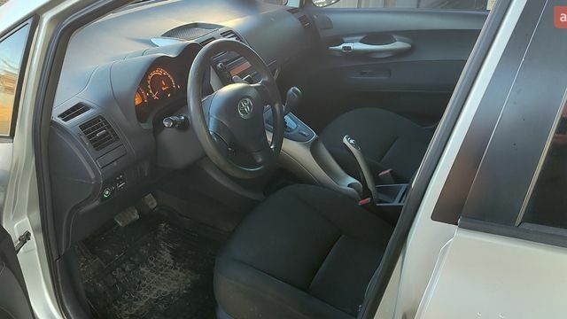 Серый Тойота Аурис, объемом двигателя 1.6 л и пробегом 280 тыс. км за 6000 $, фото 4 на Automoto.ua