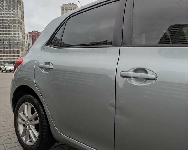 Серый Тойота Аурис, объемом двигателя 2 л и пробегом 250 тыс. км за 6900 $, фото 3 на Automoto.ua