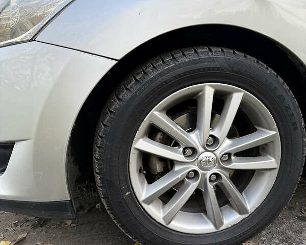 Сірий Тойота Ауріс, об'ємом двигуна 1.4 л та пробігом 260 тис. км за 6500 $, фото 3 на Automoto.ua