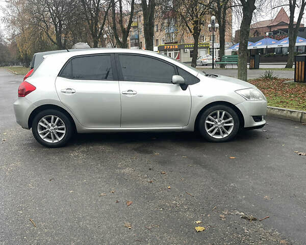 Серый Тойота Аурис, объемом двигателя 1.4 л и пробегом 250 тыс. км за 8200 $, фото 1 на Automoto.ua