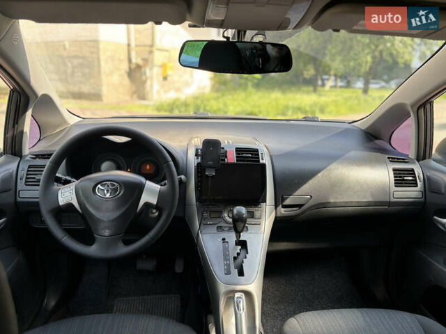 Серый Тойота Аурис, объемом двигателя 1.6 л и пробегом 343 тыс. км за 7200 $, фото 6 на Automoto.ua