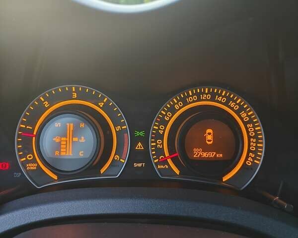 Серый Тойота Аурис, объемом двигателя 1.4 л и пробегом 280 тыс. км за 7400 $, фото 2 на Automoto.ua