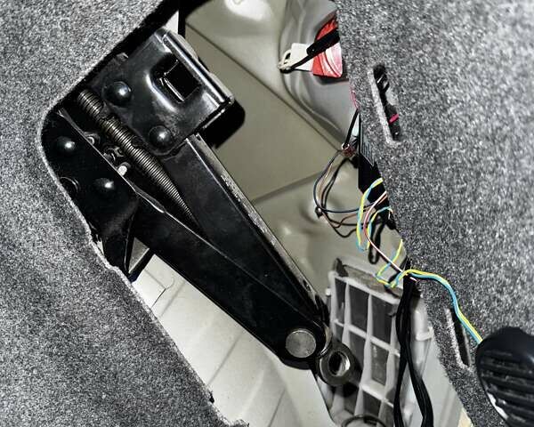 Серый Тойота Аурис, объемом двигателя 1.6 л и пробегом 145 тыс. км за 7500 $, фото 28 на Automoto.ua