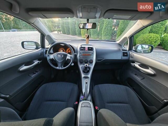 Серый Тойота Аурис, объемом двигателя 1.4 л и пробегом 280 тыс. км за 7400 $, фото 3 на Automoto.ua