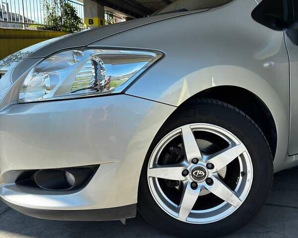 Серый Тойота Аурис, объемом двигателя 1.6 л и пробегом 145 тыс. км за 7500 $, фото 2 на Automoto.ua