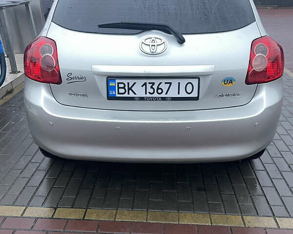 Серый Тойота Аурис, объемом двигателя 1.4 л и пробегом 250 тыс. км за 8200 $, фото 2 на Automoto.ua