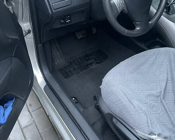 Серый Тойота Аурис, объемом двигателя 1.4 л и пробегом 250 тыс. км за 8200 $, фото 4 на Automoto.ua